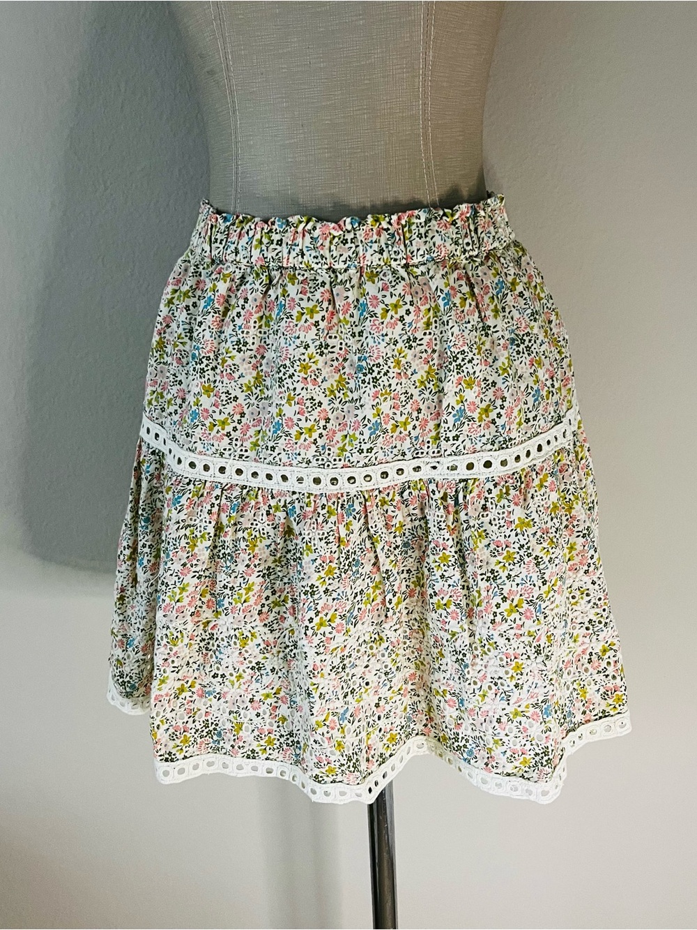 Jennifer & GraceFloral Eyelet Tiered Mini Skirt - White with Pink & Green Floral